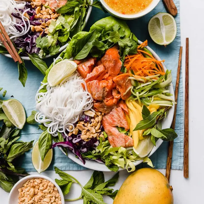 Noodle bowl salad (Vietnamese Seafood)