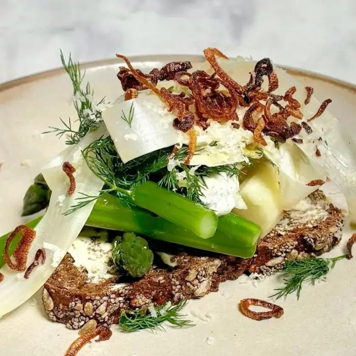 Nordic smørrebrød with asparagus and horseradish cream (Norwegian Vegetarian)